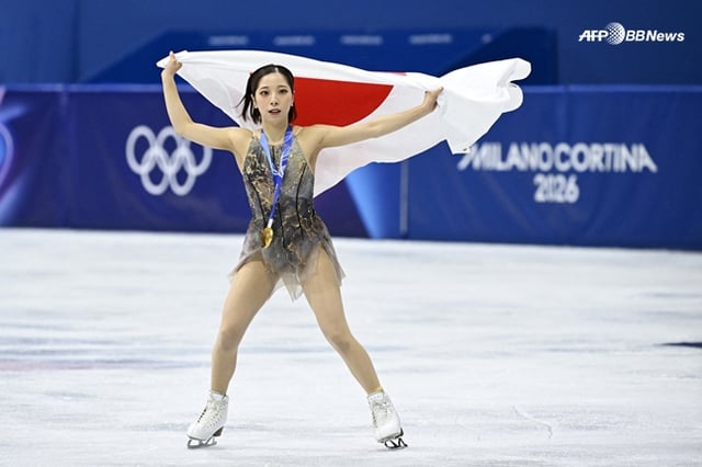 Miura is circling the ground when the gold medal is confirmed./AFPBBNews=News1