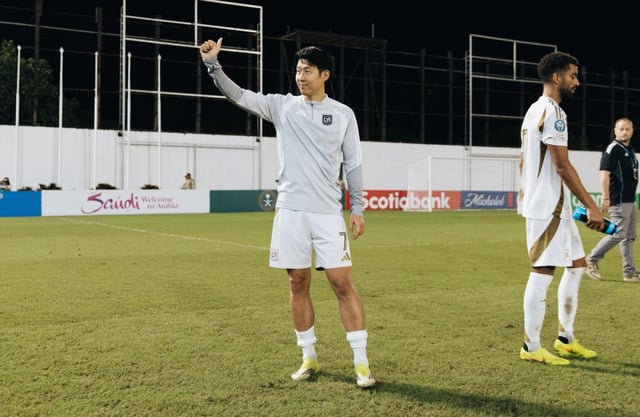 Los Angeles (LA) FC Son Heung-min greets his fans after the first round of the 2026 North American Caribbean Football Confederation (CONCACAF) Champions Cup at Francisco Morasan Stadium in San Pedro Sula, Honduras on the 18th (Korea time). On the day, Son Heung-min led his team to a 6-1 victory with one goal and three assists. /Photo = LAFC SNS Capture 