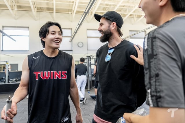 Former LG foreign pitcher Casey Kelly (center) visits the 2026 LG Spring Camp in Scottsdale, Arizona on the 18th (Korea time) and talks with Lim Chan-kyu. /Photo = Courtesy of LG Twins