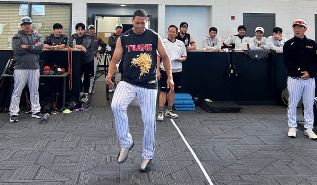 LG foreign pitcher Yoni Chirinos (center) is kicking Jegi at the 2026 LG Spring Camp in Scottsdale, Arizona on the 18th (Korea Standard Time). /Photo = Courtesy of LG Twins