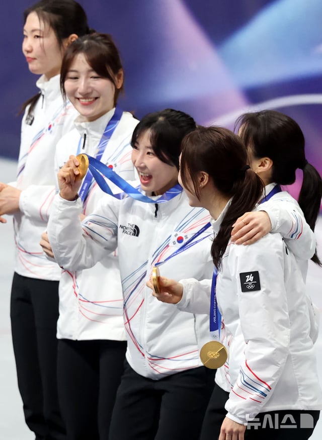 대한민국 쇼트트랙 여자 대표팀이 18일(현지 시간) 이탈리아 밀라노 아이스 스케이팅 아레나 경기장에서 열린 2026 밀라노·코르티나담페초 동계올림픽 쇼트트랙 여자 3000m 계주 시상식에서 금메달을 목에 걸고 기뻐하고 있다. /사진=뉴시스