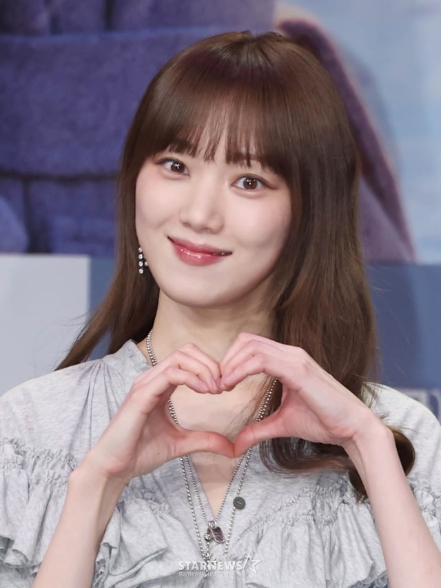 배우 이성경이 19일 오후 서울 마포구 상암동 MBC에서 진행된 금토드라마 '찬란한 너의 계절에' 제작발표회에 참석해 포즈를 취하고 있다. /2026.02.19 /사진=이동훈 photoguy@