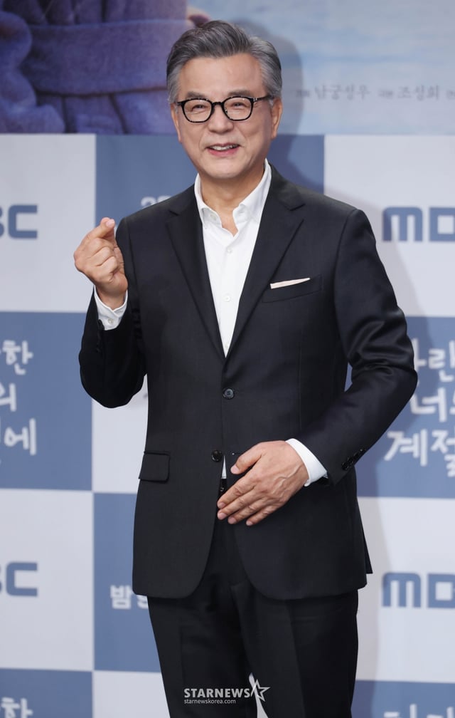 배우 강석우가 19일 오후 서울 마포구 상암동 MBC에서 진행된 금토드라마 '찬란한 너의 계절에' 제작발표회에 참석해 포즈를 취하고 있다. /2026.02.19 /사진=이동훈 photoguy@