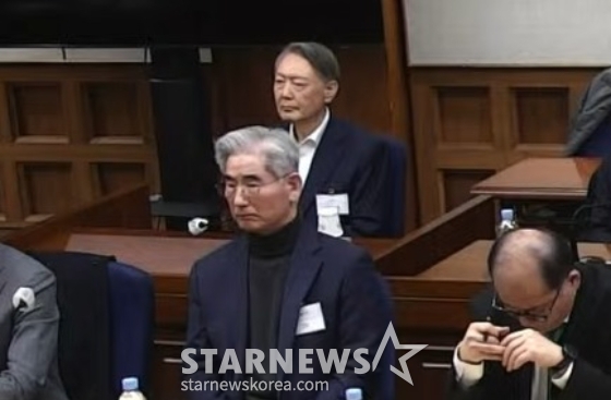 (서울=뉴스1) = 윤석열 전 대통령이 19일 오후 서울 서초구 서울중앙지방법원에서 열린 12·3 비상계엄 관련 내란 우두머리 혐의 사건 1심 선고공판에 출석해 자리에 앉아 있다. (서울중앙지법 제공. 재판매 및 DB 금지) 2026.2.19/뉴스1 Copyright © 뉴스1. All rights reserved. 무단 전재 및 재배포, AI학습 이용 금지. /사진=(서울=뉴스1)