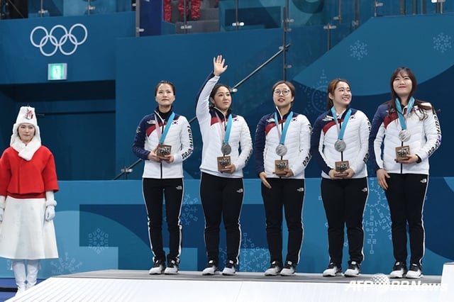 2018년 평창 동계 올림픽에서 은메달을 수확하고 기뻐하는 팀 킴 선수들. 왼쪽부터 김은정, 김경애, 김선영, 김영미, 김초희. /AFPBBNews=뉴스1
