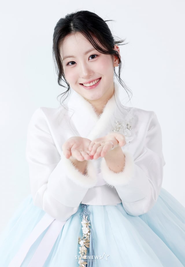 가수 오유진이 서울 중구 스타뉴스 사옥에서 진행된 설 맞이 한복 인터뷰를 하기 전 포즈를 취하고 있다. /2026.02.17 /사진=김휘선 hwijpg@
