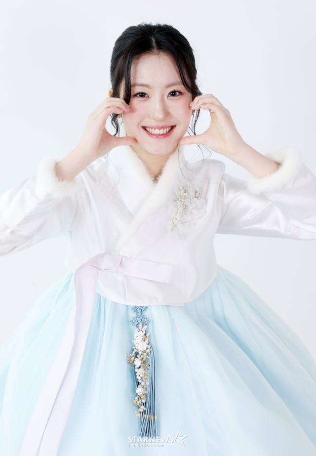 가수 오유진이 서울 중구 스타뉴스 사옥에서 진행된 설 맞이 한복 인터뷰를 하기 전 포즈를 취하고 있다. /2026.02.17 /사진=김휘선 hwijpg@