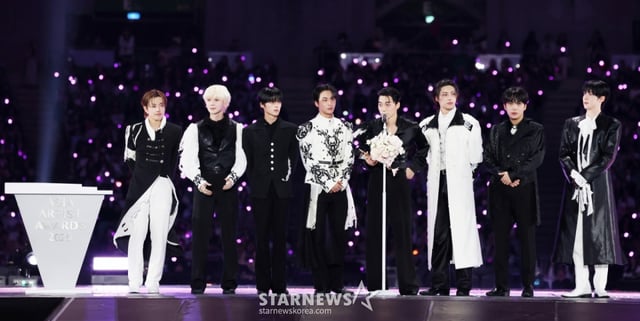 그룹 에이티즈가 6일 가오슝 내셔널 스타디움에서 진행된 스타뉴스 주최 '10주년 아시아 아티스트 어워즈 2025(10th Anniversary Asia Artist Awards 2025, '10주년 AAA 2025')에서 올해의 스테이지 상을 수상한 뒤 수상소감을 전하고 있다. /2025.12.06 /사진=김휘선 hwijpg@