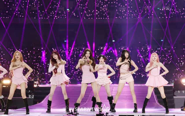 그룹 아이브가 2025년 12월 6일 가오슝 내셔널 스타디움에서 진행된 스타뉴스 주최 '10주년 아시아 아티스트 어워즈 2025(10th Anniversary Asia Artist Awards 2025, '10주년 AAA 2025')에서 멋진 무대를 선보이고 있다. /2025.12.06 /사진=김휘선 hwijpg@