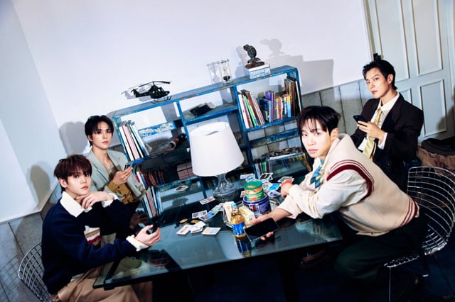그룹 하이라이트가 28일 여섯 번째 미니앨범  '프롬 리얼 투 서리얼(From Real to Surreal)' 발매 기념 온라인 기자간담회를 위해 포즈를 취하고 있다. /사진제공=어라운드어스 2025.04.28 /사진=김휘선 hwijpg@