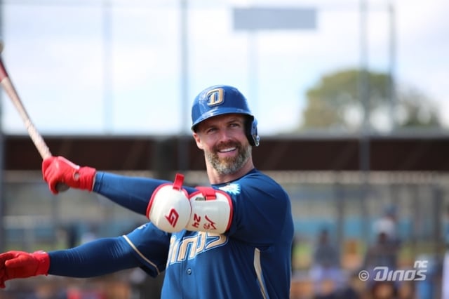 NC Dinos Matt Davidson hit a three-run home run in the Blue and White match at Tucson Enex Field in Arizona on the 21st. /Photo = Courtesy of NC Dinos
