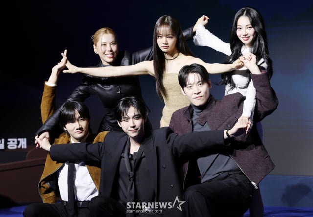 문제가 된 제작발표회 단체 사진 /2026.02.19 /사진=김휘선 hwijpg@