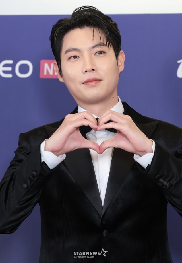 (서울=뉴스1) 권현진 기자 = 가수 손태진이 15일 오후 서울 송파구의올림픽공원 KSPO돔에서 열린 '33주년 한터뮤직어워즈 2025’ 레드카펫 행사에 참석해 포즈를 취하고 있다. 2026.2.15/뉴스1 Copyright © 뉴스1. All rights reserved. 무단 전재 및 재배포, AI학습 이용 금지. /사진=(서울=뉴스1) 권현진 기자
