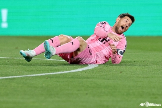 Lionel Messi is protesting after falling during the first round of the U.S. Major League Soccer (MLS) match at the LA Memorial Coliseum in LA, California, USA at 11:30 a.m. on the 22nd (Korea time). /AFPBBNews=News1