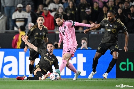 Lionel Messi (center) is attempting to break through during the first round of the U.S. Major League Soccer (MLS) at 11:30 a.m. on the 22nd (Korea Standard Time) at the LA Memorial Coliseum in LA, California. /AFPBBNews=News1