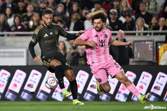 Dennis Buanga (left) tries to trapping during the first round of the U.S. Major League Soccer (MLS) at 11:30 a.m. on the 22nd (Korea Standard Time) at the LA Memorial Coliseum in LA, California. /AFPBBNews=News1