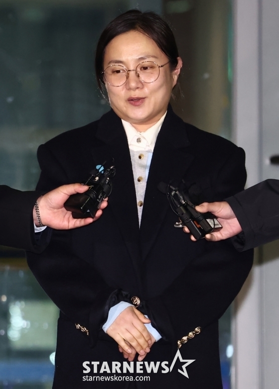 (서울=뉴스1) 김민지 기자 = 전직 매니저들에게 갑질을 했다는 등의 의혹에 휩싸인 개그우먼 박나래가 20일 밤 서울 강남경찰서에서 피고발인 조사를 마치고 나오며 취재진 질의에 답변하고 있다. 2026.2.20/뉴스1  Copyright © 뉴스1. All rights reserved. 무단 전재 및 재배포,  AI학습 이용 금지. /사진=(서울=뉴스1) 김민지 기자