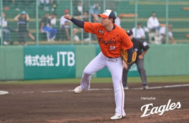 Hanwha Kim Jong-soo is pitching in the fifth inning in a practice game against Chiba Lotte on the 22nd. /Photo = Courtesy of Hanwha Eagles