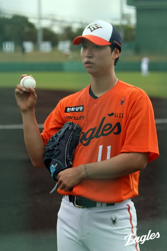 Um Sang-baek is warming up before taking the mound in the third inning. /Photo = Courtesy of Hanwha Eagles