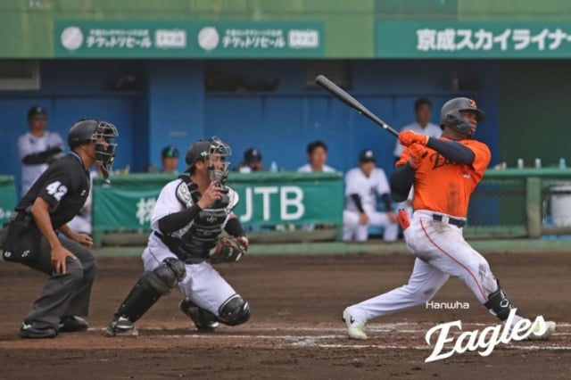 Peraza (right) is throwing a hit. /Photo = Courtesy of Hanwha Eagles