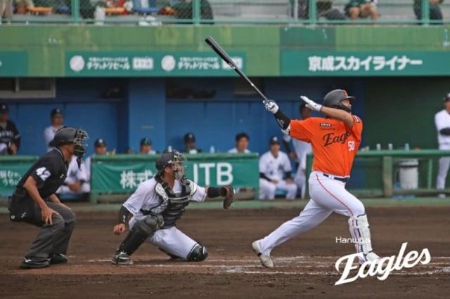 Kang Baek-ho (right) hits a grounder. /Photo = Courtesy of Hanwha Eagles