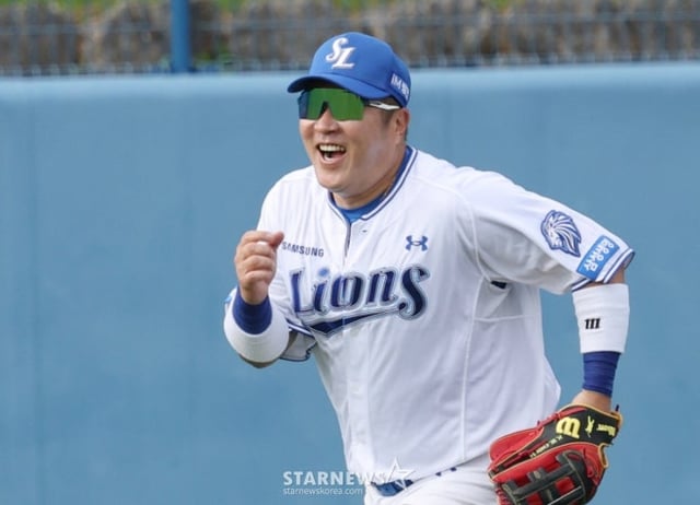 삼성 라이온즈가 22일 일본 오키나와 온나손 아카마 구장에서 스프링 캠프를 진행했다. 최형우가 외야 수비 훈련을 하고 있다. /사진=김진경 대기자