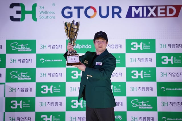 지난 21일(토) 대전 골프존조이마루에서 열린 ‘2026 쓰리에이치 GTOUR MIXED’ 2차 대회 우승자 순범준이 우승트로피를 들고 기념사진을 촬영하고 있다
