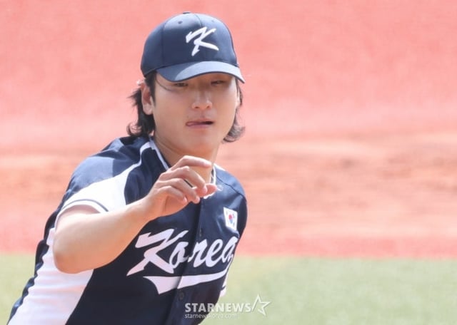 WBC 한국 야구 대표팀이 23일 일본 오키나와현 카데나 야구장에서 한화 이글스와 연습경기를 가졌다. 대표팀 선발 곽빈이 역투하고 있다. /사진=김진경 대기자