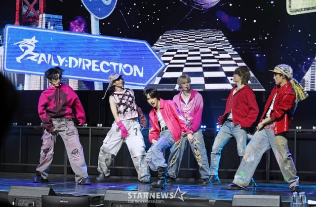 그룹 데일리:디렉션(DAILY:DIRECTION)이 23일 오후 서울 마포구 예스24 원더로크홀에서 진행된 데뷔 싱글 1집 ‘FIRST:DELIVERY’(퍼스트:딜리버리) 발매기념 쇼케이스에서 데뷔곡을 선보이고 있다. 데일리:디렉션의 타이틀곡명 ‘ROOMBADOOMBA’는 앞으로 세계관 속에서 펼쳐질 어떤 사건과 시련에도 굴하지 않고 나아가겠다는 의미를 담은 주문이다. /2026.02.23 /사진=이동훈 photoguy@