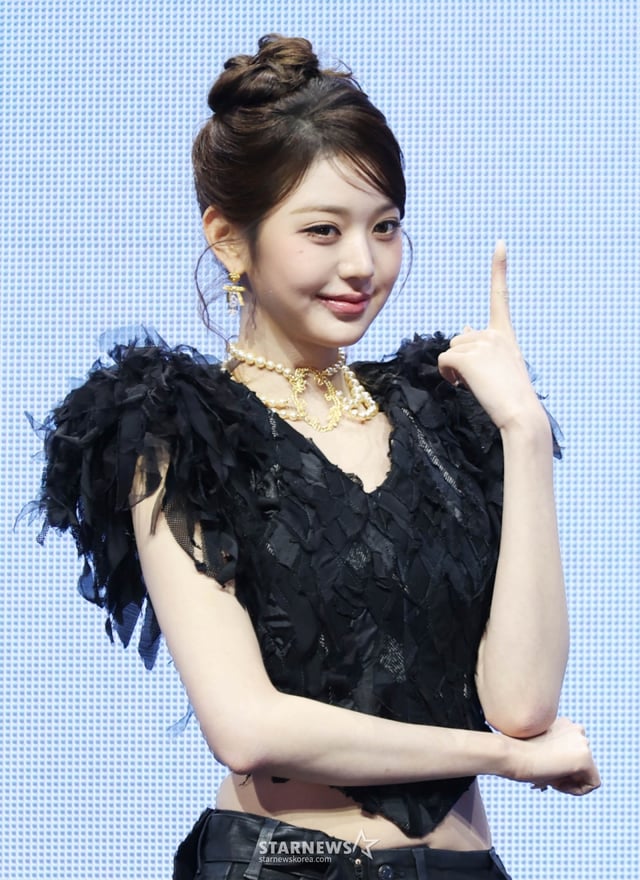 걸그룹 아이브(IVE) 장원영이 23일 오후 서울 광진구 예스24라이브홀에서 진행된 정규 2집 ‘REVIVE+'(리바이브 플러스) 발매기념 쇼케이스에서 포즈를 취하고 있다.  이번 앨범에는 더블 타이틀곡인 ‘BLACKHOLE'(블랙홀), ‘BANG BANG'(뱅뱅)을 비롯해, ‘숨바꼭질'(Hush), ‘악성코드'(Stuck In Your Head), ‘Fireworks'(파이어워크), ‘HOT COFFEE'(핫커피), 장원영의 ‘8'(에잇), 가을의 ‘Odd'(오드), 이서의 ‘Super ICY'(슈퍼 아이시), 리즈의 ‘Unreal'(언리얼), 레이의 ‘In Your Heart'(인 유어 하트), 안유진의 ‘Force'(포스) 등 멤버별 솔로 트랙을 포함한 총 12곡이 수록됐다. /2026.02.23 /사진=이동훈 photoguy@