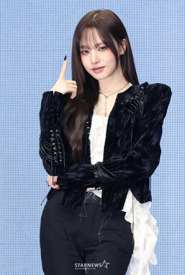 걸그룹 아이브(IVE) 리즈가 23일 오후 서울 광진구 예스24라이브홀에서 진행된 정규 2집 ‘REVIVE+'(리바이브 플러스) 발매기념 쇼케이스에서 포즈를 취하고 있다.  이번 앨범에는 더블 타이틀곡인 ‘BLACKHOLE'(블랙홀), ‘BANG BANG'(뱅뱅)을 비롯해, ‘숨바꼭질'(Hush), ‘악성코드'(Stuck In Your Head), ‘Fireworks'(파이어워크), ‘HOT COFFEE'(핫커피), 장원영의 ‘8'(에잇), 가을의 ‘Odd'(오드), 이서의 ‘Super ICY'(슈퍼 아이시), 리즈의 ‘Unreal'(언리얼), 레이의 ‘In Your Heart'(인 유어 하트), 안유진의 ‘Force'(포스) 등 멤버별 솔로 트랙을 포함한 총 12곡이 수록됐다. /2026.02.23 /사진=이동훈 photoguy@