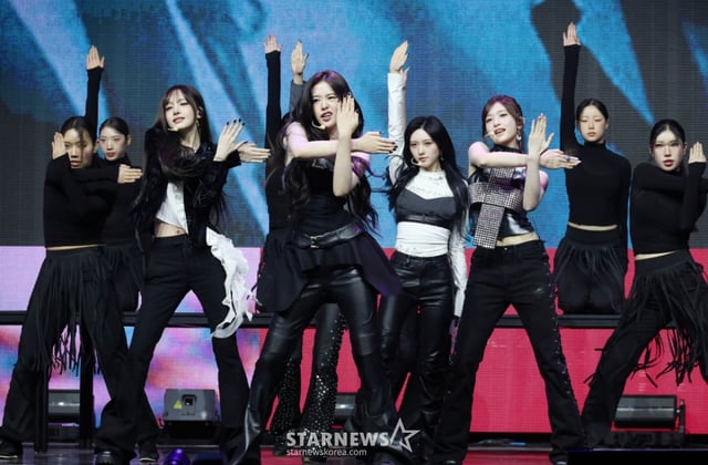 걸그룹 아이브(IVE)가 23일 오후 서울 광진구 예스24라이브홀에서 진행된 정규 2집 ‘REVIVE+'(리바이브 플러스) 발매기념 쇼케이스에서 신곡을 선보이고 있다.  이번 앨범에는 더블 타이틀곡인 ‘BLACKHOLE'(블랙홀), ‘BANG BANG'(뱅뱅)을 비롯해, ‘숨바꼭질'(Hush), ‘악성코드'(Stuck In Your Head), ‘Fireworks'(파이어워크), ‘HOT COFFEE'(핫커피), 장원영의 ‘8'(에잇), 가을의 ‘Odd'(오드), 이서의 ‘Super ICY'(슈퍼 아이시), 리즈의 ‘Unreal'(언리얼), 레이의 ‘In Your Heart'(인 유어 하트), 안유진의 ‘Force'(포스) 등 멤버별 솔로 트랙을 포함한 총 12곡이 수록됐다. /2026.02.23 /사진=이동훈 photoguy@