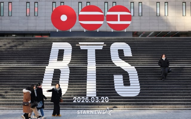 (서울=뉴스1) 최지환 기자 = 22일 오후 서울 종로구 세종문화회관 계단에 방탄소년단(BTS)의 정규 5집 컴백을 알리는 홍보물이 설치되어 있다. 서울시는 22일 광화문광장 자문단회의에서 BTS의 3년 9개월 만의 완전체 컴백공연인 'BTS 2026 Comeback Show @ Seoul'에 대해 조건부로 사용을 허가했다. 2026.1.22/뉴스1 Copyright © 뉴스1. All rights reserved. 무단 전재 및 재배포, AI학습 이용 금지. /사진=(서울=뉴스1) 최지환 기자