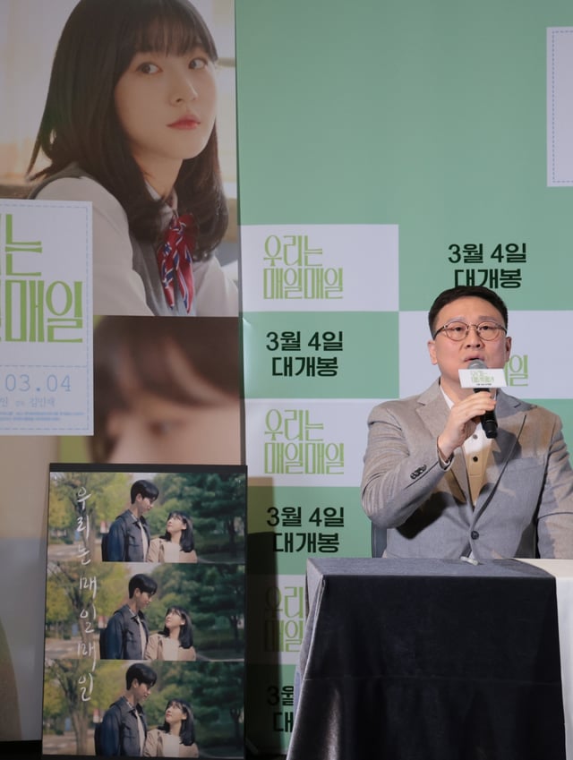 (서울=뉴스1) 권현진 기자 = 김민재 감독이 23일 서울 용산구 CGV용산아이파크몰에서 열린 영화 ‘우리는 매일매일’ 언론시사 및 기자간담회에서 고 김새론에 관한 질문에 답하고 있다.   '우리는 매일매일'은 모든 것이 혼란스러운 열일곱, 소꿉친구의 갑작스러운 고백으로 시작된 좌충우돌 청춘 로맨스로, 동명의 웹툰이 원작이다. 2026.2.23/뉴스1  Copyright © 뉴스1. All rights reserved. 무단 전재 및 재배포,  AI학습 이용 금지. /사진=(서울=뉴스1) 권현진 기자