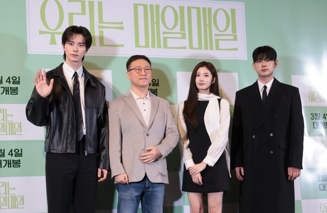 (서울=뉴스1) 권현진 기자 = 배우 이채민(왼쪽부터)과 김민재 감독, 최유주, 류의현이 23일 서울 용산구 CGV용산아이파크몰에서 열린 영화 ‘우리는 매일매일’ 언론시사 및 기자간담회에서 포즈를 취하고 있다. 2026.2.23/뉴스1  Copyright © 뉴스1. All rights reserved. 무단 전재 및 재배포,  AI학습 이용 금지. /사진=(서울=뉴스1) 권현진 기자