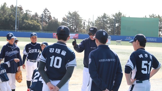 최기문 수석코치가 리틀 야구단을 지도하고 있다. /사진=울산 웨일즈
