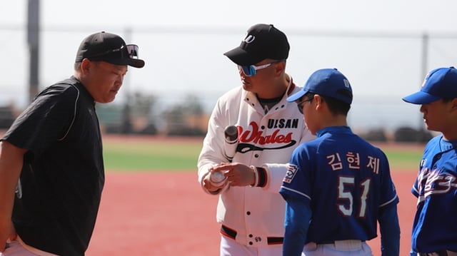강남구 리틀 투수들에게 그립을 알려주고 박명환 투수코치(가운데). /사진=울산 웨일즈