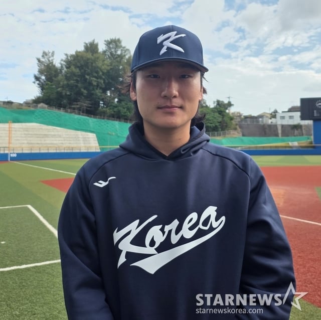 두산 김택연이 23일 일본 오키나와현 카데나에 위치한 카데나 야구장에서 취재진과 인터뷰를 가졌다. /사진=김동윤 기자