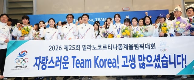 최휘영 문화체육관광부 장관이 24일 인천국제공항 제2여객터미널에서 열린 2026 밀라노-코르티나담페초 동계올림픽 대한민국 선수단 환영행사에서 기념촬영을 하고 있다. /사진=문체부