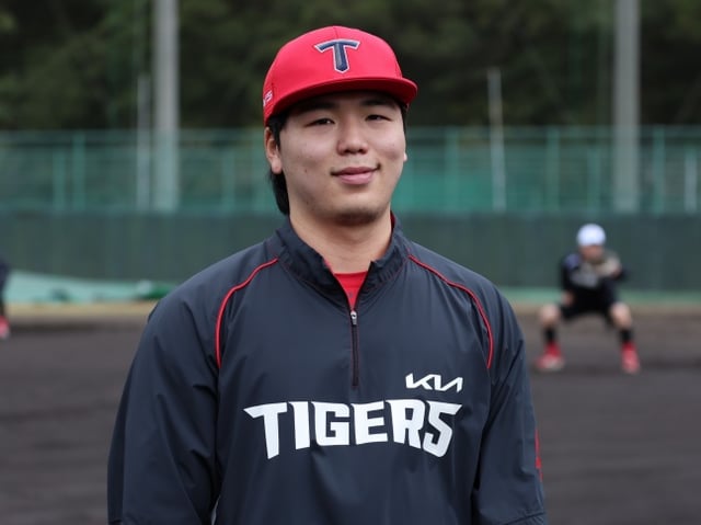 KIA 황동하가 2026 1차 스프링캠프가 열린 일본 가고시마현 아마미오시마에서 미소 짓고 있다. /사진=KIA 타이거즈 제공