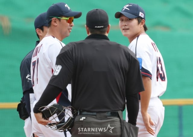 WBC 한국 야구 대표팀이 24일 일본 오키나와현 카데나 야구장에서 KIA 타이거즈와 연습경기를 가졌다. 대표팀 김택연이 5회초 2사 KIA 박재현의 강습 타구가 글러브에 스치자 김광삼 투수 코치가 마운으로 올라가 상태를 살피고 있다. /사진=김진경 대기자