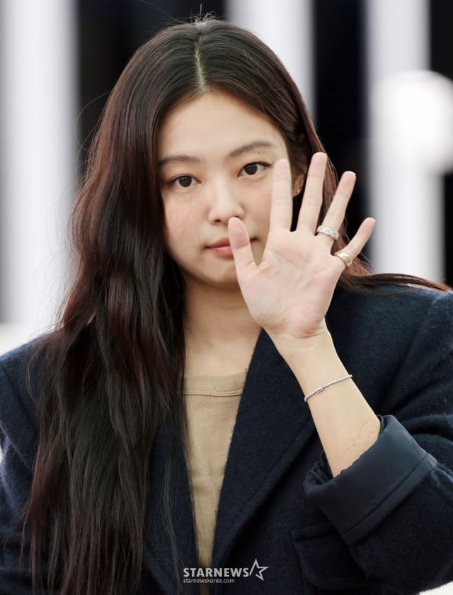 그룹 블랙핑크 제니가 패션 브랜드 행사 차 4일 오전 인천국제공항을 통해 출국하고 있다. 2025.10.04 /사진=임성균 tjdrbs23@
