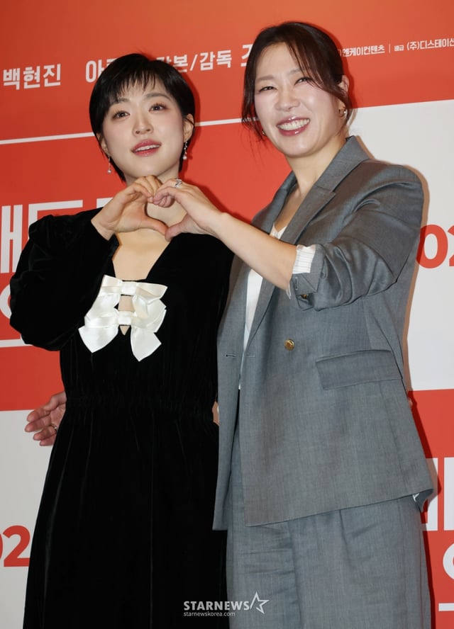 배우 최성은, 염혜란이 24일 오후 서울 CGV용산아이파크몰에서 진행된 영화 '매드 댄스 오피스' 언론배급시사회 및 기자간담회에 참석해 포즈를 취하고 있다. /2026.02.24 /사진=이동훈 photoguy@