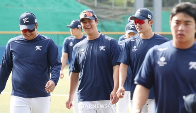 24일 KIA 타이거즈와 연습경기를 앞두고 웃고 있는 노시환(가운데). /사진=김진경 대기자