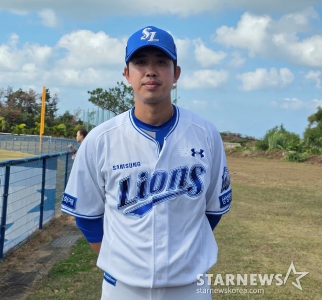 삼성 임기영이 지난 22일 일본 오키나와 온나손의 아카마 볼파크에서 열린 2026 삼성 스프링캠프에서 취재진과 인터뷰에 응하고 있다. /사진=김동윤 기자
