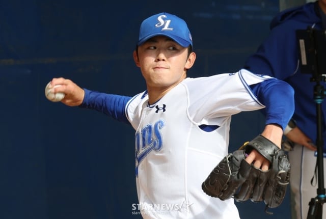삼성 라이온즈가 22일 일본 오키나와 온나손 아카마 볼파크에서 스프링 캠프를 진행했다. 미야지가 불펜 피칭 훈련을 하고 있다. /사진=김진경 대기자