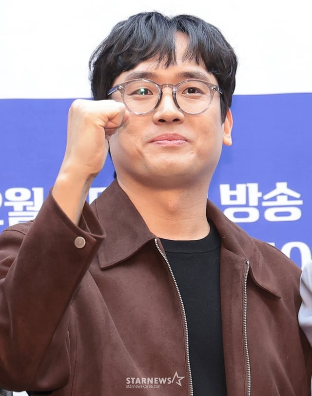 (서울=뉴스1) 권현진 기자 = 김우진 PD가 25일 서울 마포구 스탠포드호텔에서 열린 MBN 트롯 오디션 '무명전설-트롯 사내들의 서열전쟁'은 제작발표회에서 포즈를 취하고 있다.  '무명전설'은 99인의 도전자들이 단 하나의 왕좌를 차지하기 위해 모든 것을 걸고 맞붙는 초대형 트롯 서바이벌이다. 2026.2.25/뉴스1  Copyright © 뉴스1. All rights reserved. 무단 전재 및 재배포,  AI학습 이용 금지. /사진=(서울=뉴스1) 권현진 기자