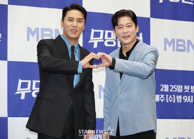 가수 장민호, 방송인 김대호가 25일 오전 서울 마포구 상암동 스탠포드호텔에서 진행된 MBN 오디션 '무명전설' 제작발표회에 참석해 포즈를 취하고 있다. /2026.02.25 /사진=이동훈 photoguy@