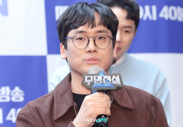 (서울=뉴스1) 권현진 기자 = 김우진 PD가 25일 서울 마포구 스탠포드호텔에서 열린 MBN 트롯 오디션 '무명전설-트롯 사내들의 서열전쟁'은 제작발표회에서 취재진 질문에 답하고 있다. '무명전설'은 99인의 도전자들이 단 하나의 왕좌를 차지하기 위해 모든 것을 걸고 맞붙는 초대형 트롯 서바이벌이다. 2026.2.25/뉴스1 Copyright © 뉴스1. All rights reserved. 무단 전재 및 재배포, AI학습 이용 금지. /사진=(서울=뉴스1) 권현진 기자