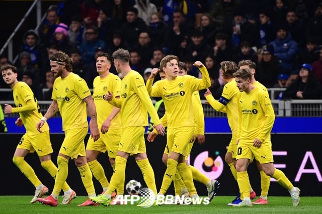 보되/글림트 선수들이 25일(한국 시각) 유럽축구연맹(UEFA) 챔피언스리그 16강 진출에 성공한 뒤 기뻐하고 있다. /AFPBBNews=뉴스1